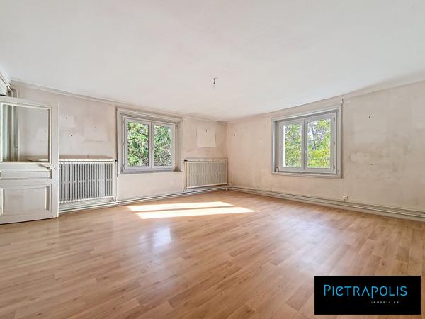Très grand appartement au dernier étage d'une batisse de caractère