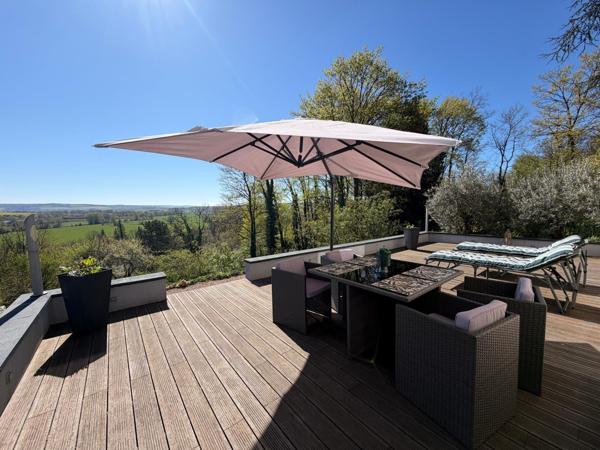 Un cadre de vie unique avec vue dominante, au calme, à quelques minutes de tout.