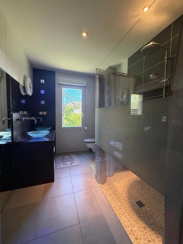 Un cadre de vie unique avec vue dominante, au calme, à quelques minutes de tout.