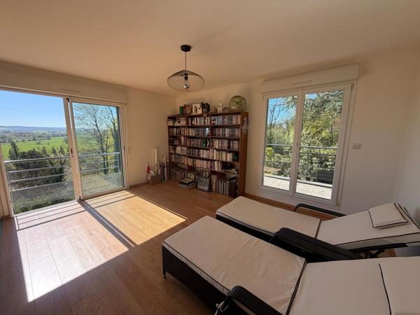 Un cadre de vie unique avec vue dominante, au calme, à quelques minutes de tout.