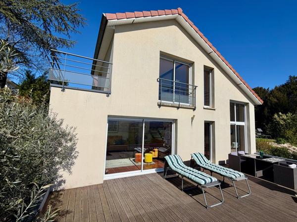 Un cadre de vie unique avec vue dominante, au calme, à quelques minutes de tout.