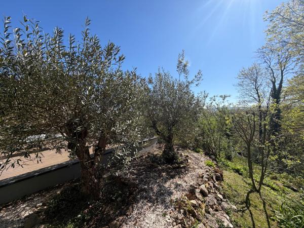 Un cadre de vie unique avec vue dominante, au calme, à quelques minutes de tout.