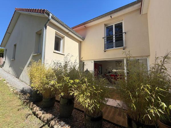 Un cadre de vie unique avec vue dominante, au calme, à quelques minutes de tout.