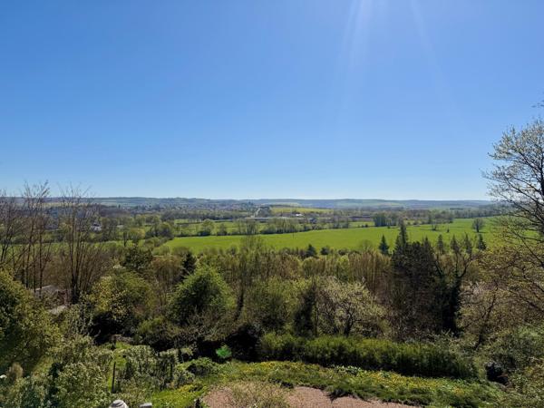 Un cadre de vie unique avec vue dominante, au calme, à quelques minutes de tout.