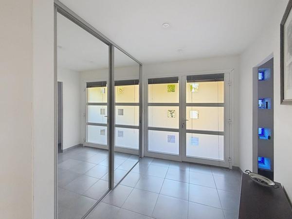 Un cadre de vie unique avec vue dominante, au calme, à quelques minutes de tout.