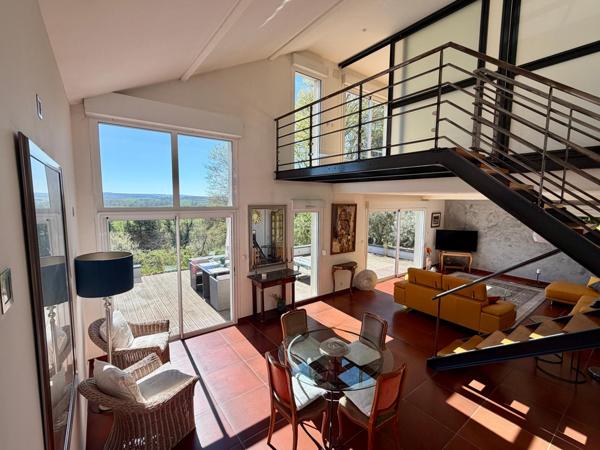 Un cadre de vie unique avec vue dominante, au calme, à quelques minutes de tout.