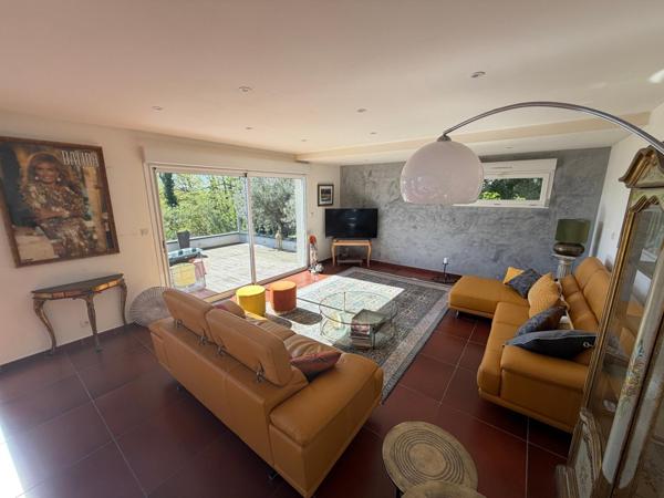 Un cadre de vie unique avec vue dominante, au calme, à quelques minutes de tout.