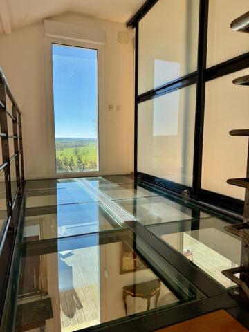 Un cadre de vie unique avec vue dominante, au calme, à quelques minutes de tout.