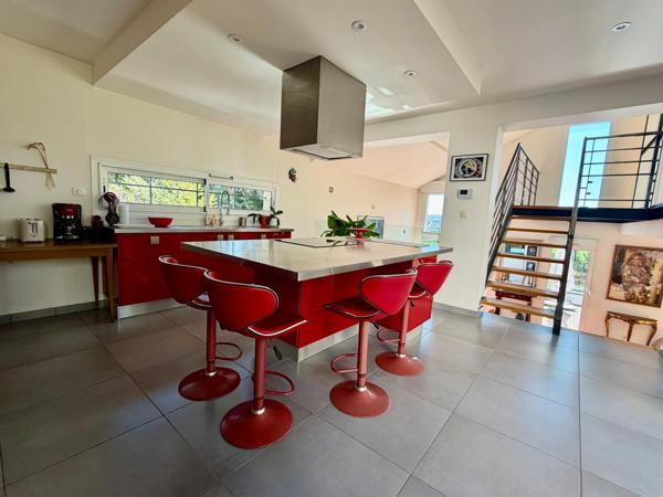 Un cadre de vie unique avec vue dominante, au calme, à quelques minutes de tout.