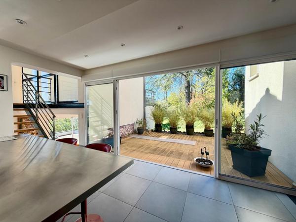 Un cadre de vie unique avec vue dominante, au calme, à quelques minutes de tout.