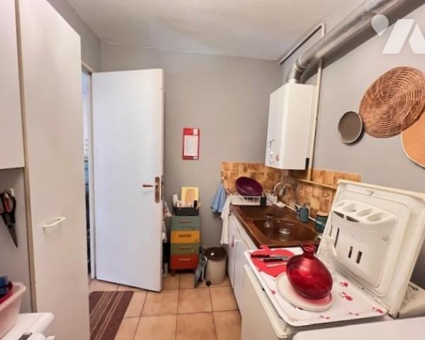 Ecully - T3 de 67,01 m² avec beau balcon dans résidence rénovée avec parking, gardien et tennis.