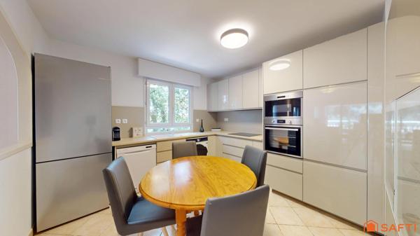 À vendre – Appartement T3 de 80 m² avec terrasse fermée, parking et cave – Proche des plages et du centre-ville