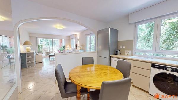 À vendre – Appartement T3 de 80 m² avec terrasse fermée, parking et cave – Proche des plages et du centre-ville