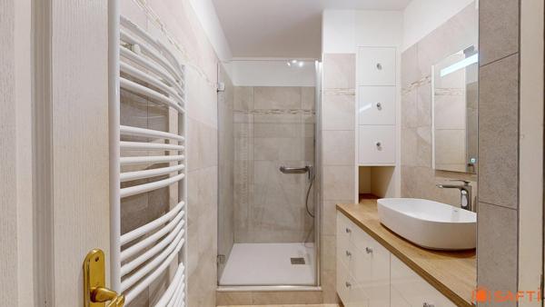 À vendre – Appartement T3 de 80 m² avec terrasse fermée, parking et cave – Proche des plages et du centre-ville