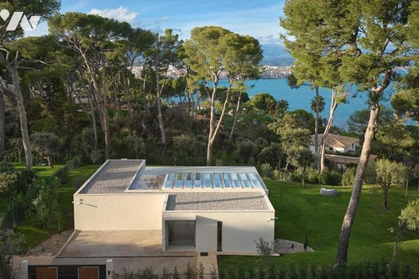 CAP D'ANTIBES - Villa contemporaine dominant la mer