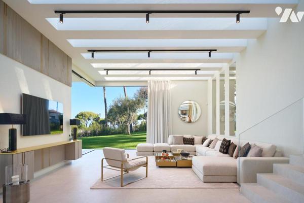 CAP D'ANTIBES - Villa contemporaine dominant la mer