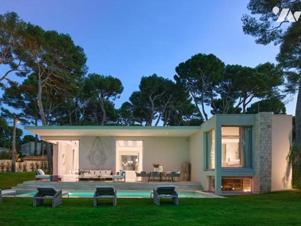 CAP D'ANTIBES - Villa contemporaine dominant la mer