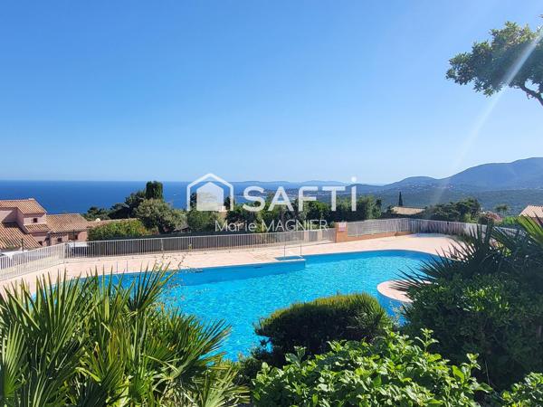 Et si votre plus beau luxe était la vue ? Face à l'immensité de la Méditerranée, à la CROIX- VALMER avec vue sur les îles de Porquerolles et la baie de Cavalaire, découvrez un appartement où chaque regard vers l'horizon devient un moment de bonheur.