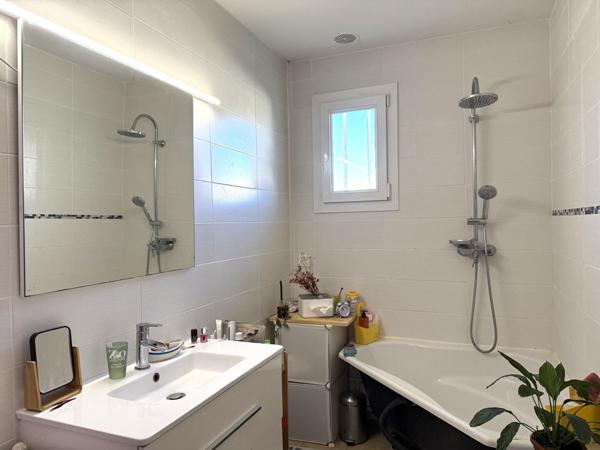 Fonctionnelle et lumineuse maison rénovée.