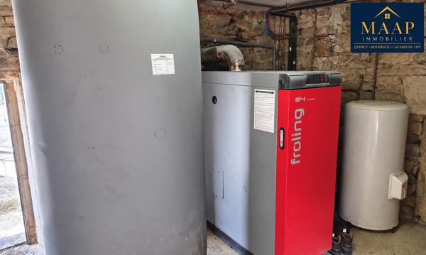 Propriété quercynoise en pierre avec piscine, 2,9 ha et dépendances