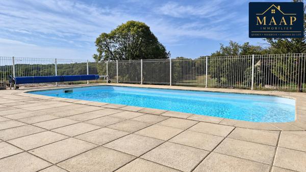 Propriété quercynoise en pierre avec piscine, 2,9 ha et dépendances