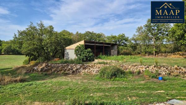 Propriété quercynoise en pierre avec piscine, 2,9 ha et dépendances