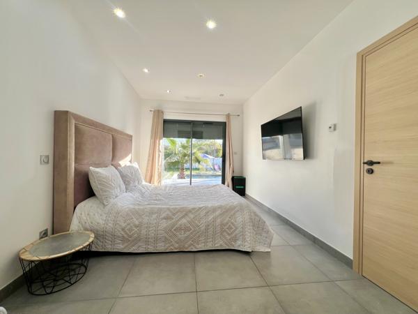 Saint-Geniès-de-Malgoirès (30190) Villa contemporaine 161 m² – Piscine – Pool house – Garage – Terrain 790 m²