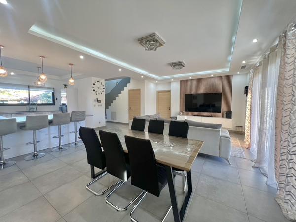 Saint-Geniès-de-Malgoirès (30190) Villa contemporaine 161 m² – Piscine – Pool house – Garage – Terrain 790 m²
