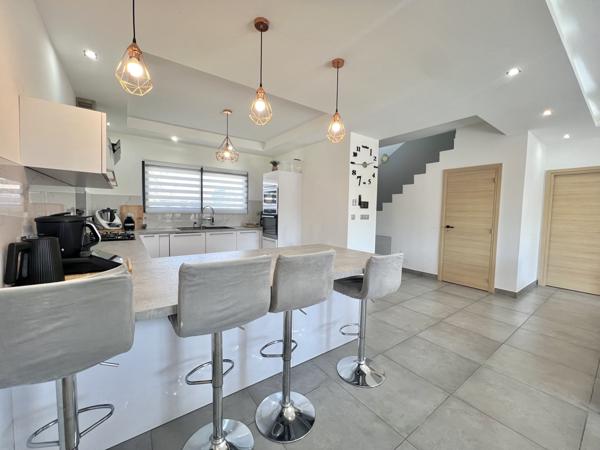 Saint-Geniès-de-Malgoirès (30190) Villa contemporaine 161 m² – Piscine – Pool house – Garage – Terrain 790 m²