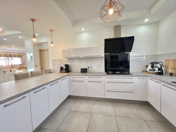 Saint-Geniès-de-Malgoirès (30190) Villa contemporaine 161 m² – Piscine – Pool house – Garage – Terrain 790 m²