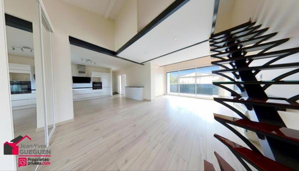 Labège -  Appartement-villa rénové avec goût, lumineux, avec véranda, balcon filant, garage et stationnements