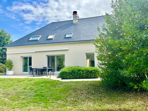 A Saumur maison contemporaine d'une surface de 260 m² au sol - 5 chambres, piscine avec abris bas, jardin, double garage- vie de plain-pied