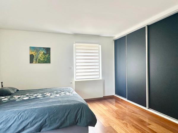 A Saumur maison contemporaine d'une surface de 260 m² au sol - 5 chambres, piscine avec abris bas, jardin, double garage- vie de plain-pied