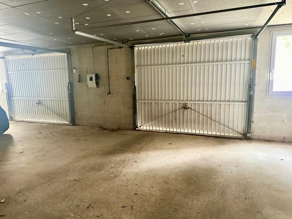 A Saumur maison contemporaine d'une surface de 260 m² au sol - 5 chambres, piscine avec abris bas, jardin, double garage- vie de plain-pied