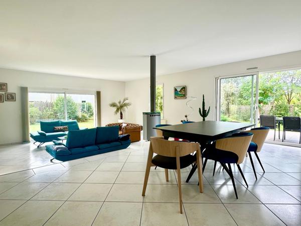 A Saumur maison contemporaine d'une surface de 260 m² au sol - 5 chambres, piscine avec abris bas, jardin, double garage- vie de plain-pied