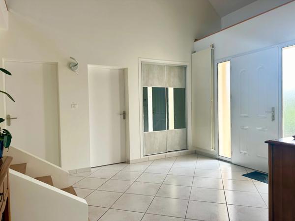 A Saumur maison contemporaine d'une surface de 260 m² au sol - 5 chambres, piscine avec abris bas, jardin, double garage- vie de plain-pied