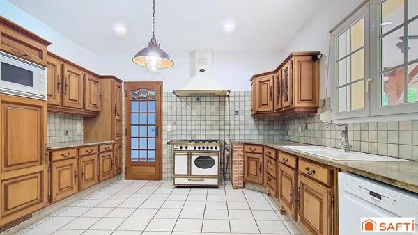 VASTE MAISON FAMILIALE DE PLAIN-PIED AVEC PISCINE ET DOUBLE GARAGE