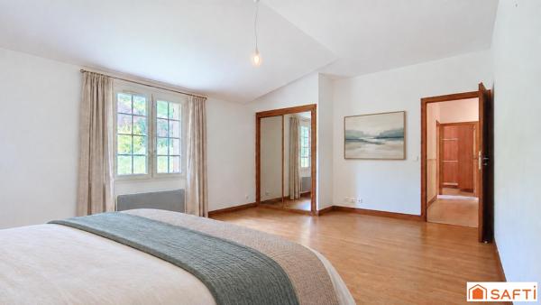 VASTE MAISON FAMILIALE DE PLAIN-PIED AVEC PISCINE ET DOUBLE GARAGE