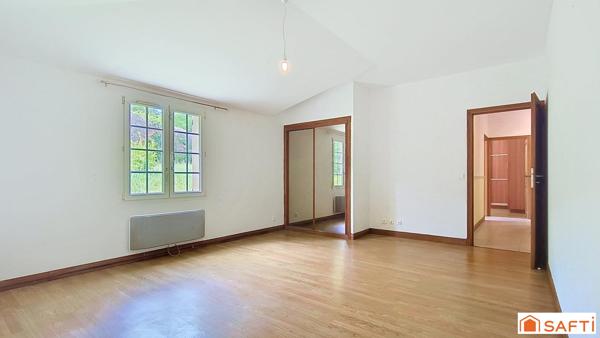 VASTE MAISON FAMILIALE DE PLAIN-PIED AVEC PISCINE ET DOUBLE GARAGE