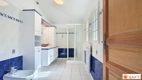 VASTE MAISON FAMILIALE DE PLAIN-PIED AVEC PISCINE ET DOUBLE GARAGE