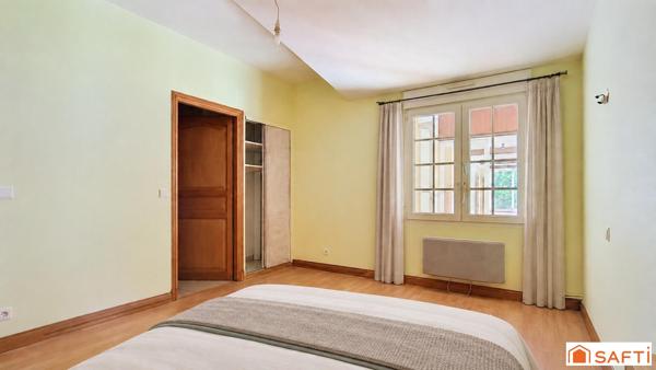 VASTE MAISON FAMILIALE DE PLAIN-PIED AVEC PISCINE ET DOUBLE GARAGE