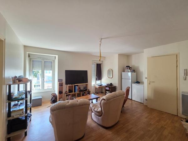 Immeuble à SAINT-JEAN-D'ANGELY, 17400 - 300m²