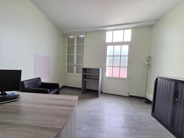 Immeuble à SAINT-JEAN-D'ANGELY, 17400 - 300m²