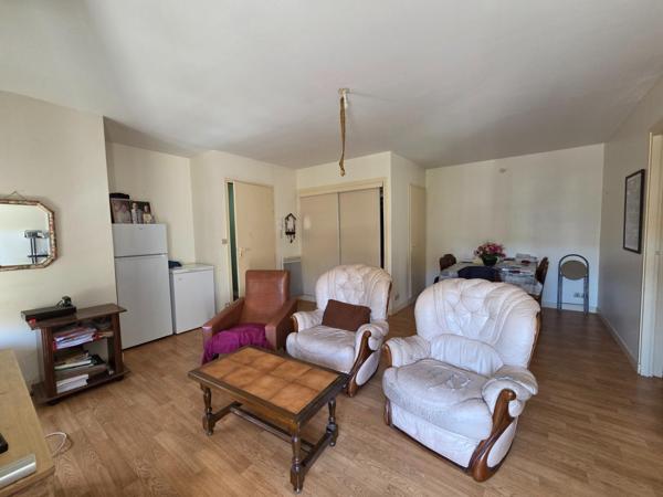 Immeuble à SAINT-JEAN-D'ANGELY, 17400 - 300m²