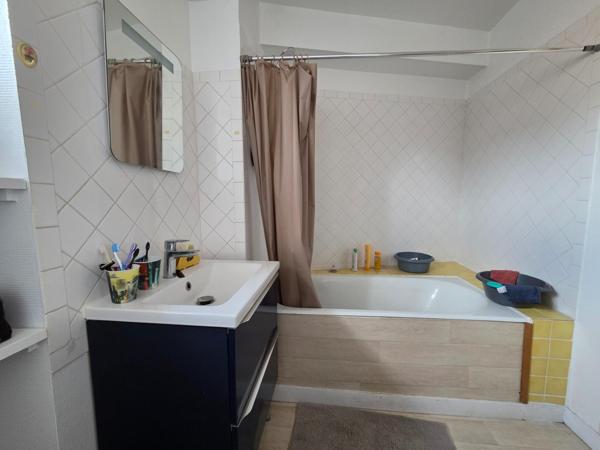 Immeuble à SAINT-JEAN-D'ANGELY, 17400 - 300m²