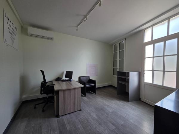 Immeuble à SAINT-JEAN-D'ANGELY, 17400 - 300m²