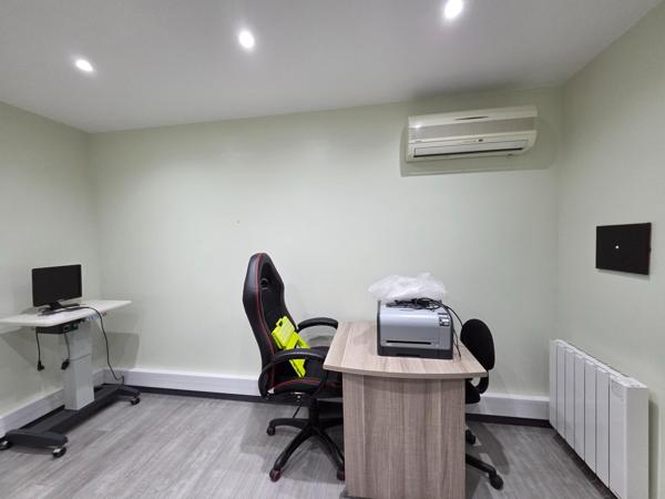 Immeuble à SAINT-JEAN-D'ANGELY, 17400 - 300m²