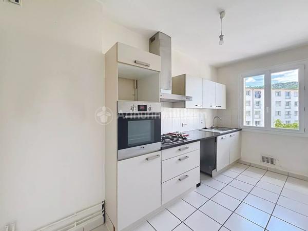 Location                                                      Appartement
                        
                     3 pièces                      92 m2                     à Chamalières