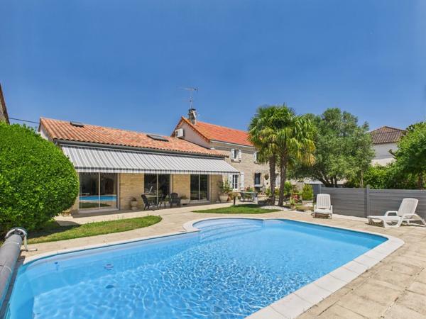 A proximité de Ruffec, magnifique maison en pierre de caractère offrant cinq chambres avec jardin, piscine et dépendances