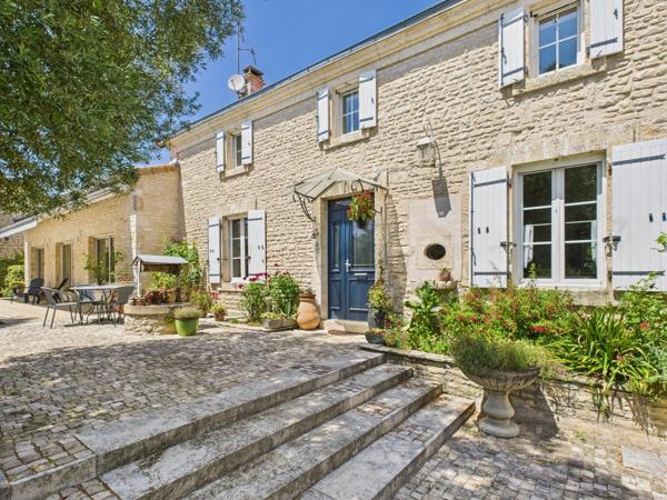 A proximité de Ruffec, magnifique maison en pierre de caractère offrant cinq chambres avec jardin, piscine et dépendances